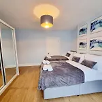 Spacious 2 Bedroom 3 Min Walk Mile End Station -Sleeps 5