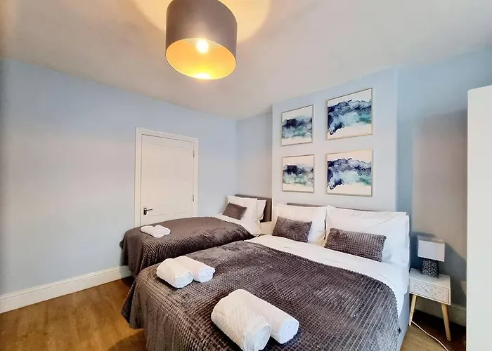 Spacious 2 Bedroom 3 Min Walk Mile End Station -Sleeps 5