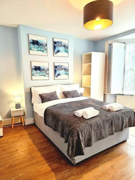 Spacious 2 Bedroom 3 Min Walk Mile End Station -sleeps 5 Apartment *