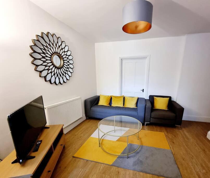 Spacious 2 Bedroom 3 Min Walk Mile End Station -sleeps 5 *